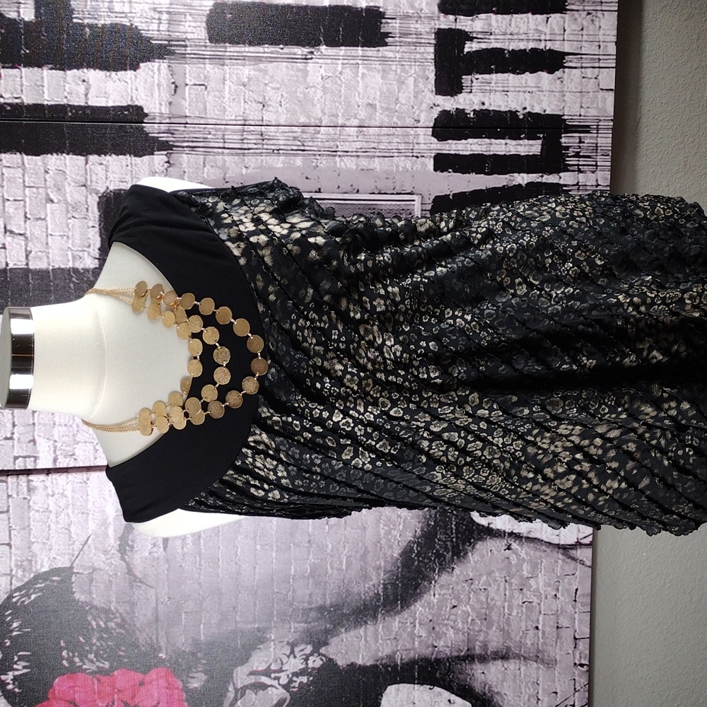 ❤️6 items for $30 sale!!❤️Avenue Black & Gold Floral Sleeveless Top EUC